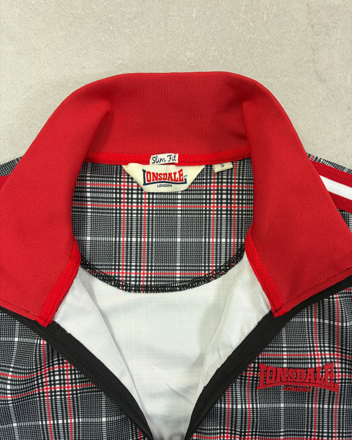 Lonsdale Trainingsjacke Glencheck Grau-Rot Slim Fit Größe S – Etikett