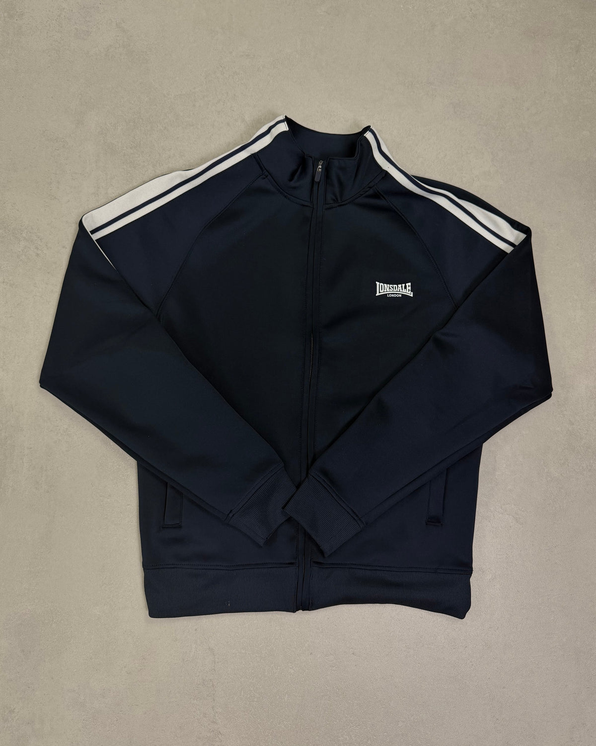 Lonsdale Trainingsjacke Navy mit weißen Schulterstreifen Größe S – Vorderseite
