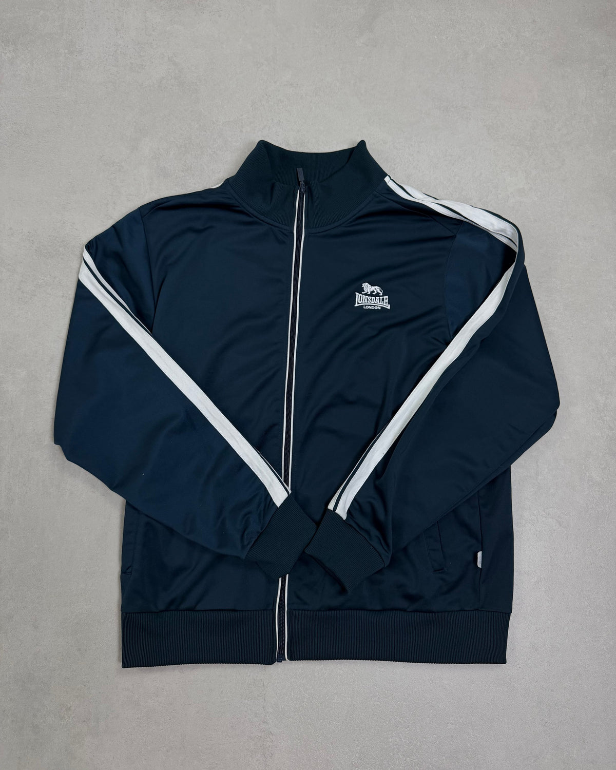 Lonsdale Trainingsjacke Navy mit weißen Streifen Größe L – Vorderseite
