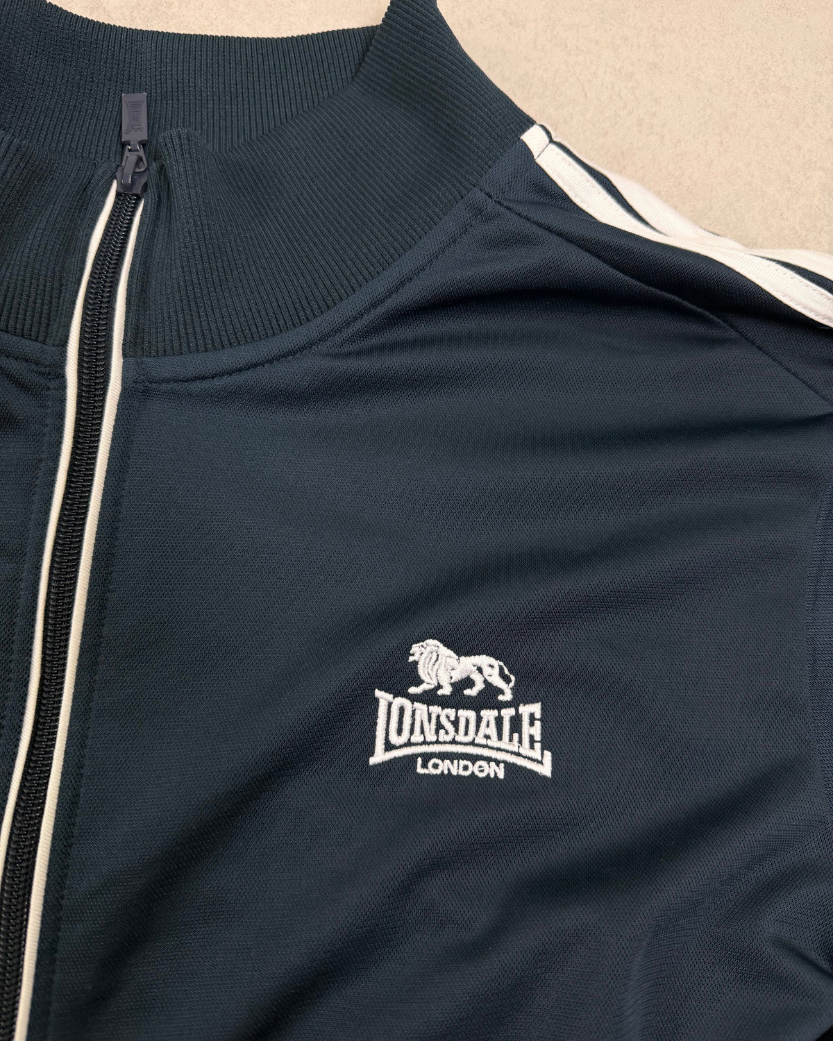 Lonsdale Trainingsjacke Navy mit weißen Streifen Größe L – Detail