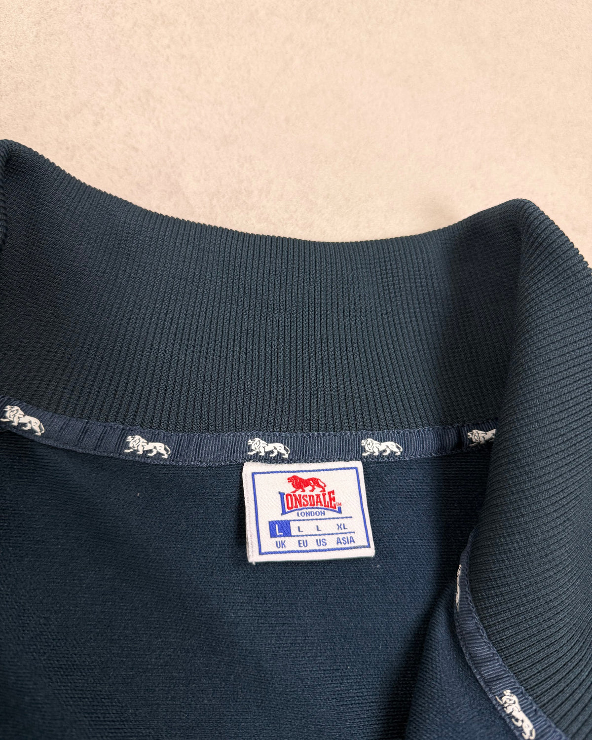 Lonsdale Trainingsjacke Navy mit weißen Streifen Größe L – Etikett