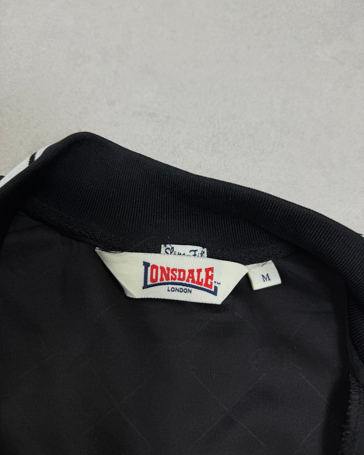 Lonsdale Trainingsjacke Schwarz mit Allover-Löwen Größe M – Etikett
