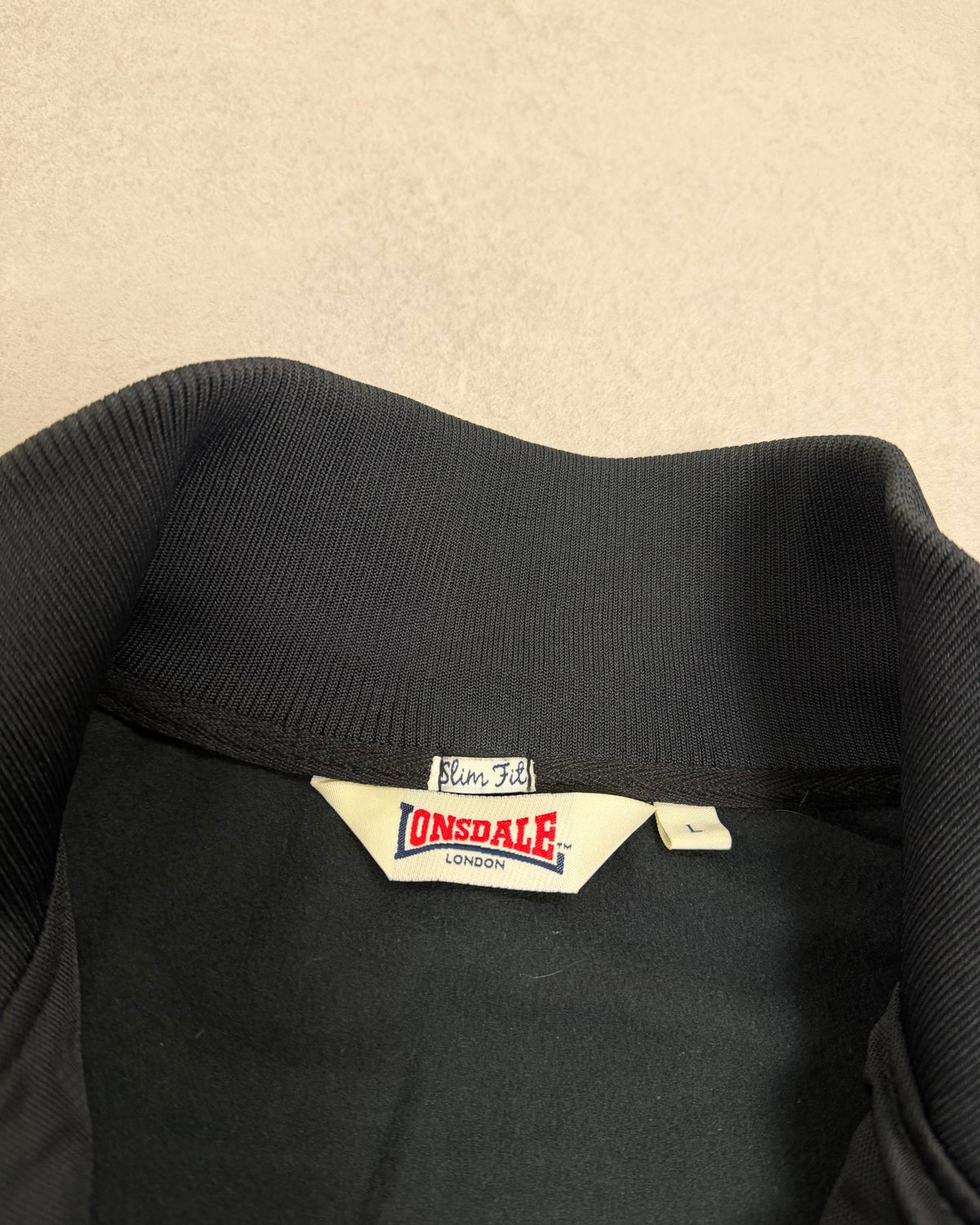 Lonsdale Trainingsjacke Schwarz mit rotem Brustblock Größe L – Etikett