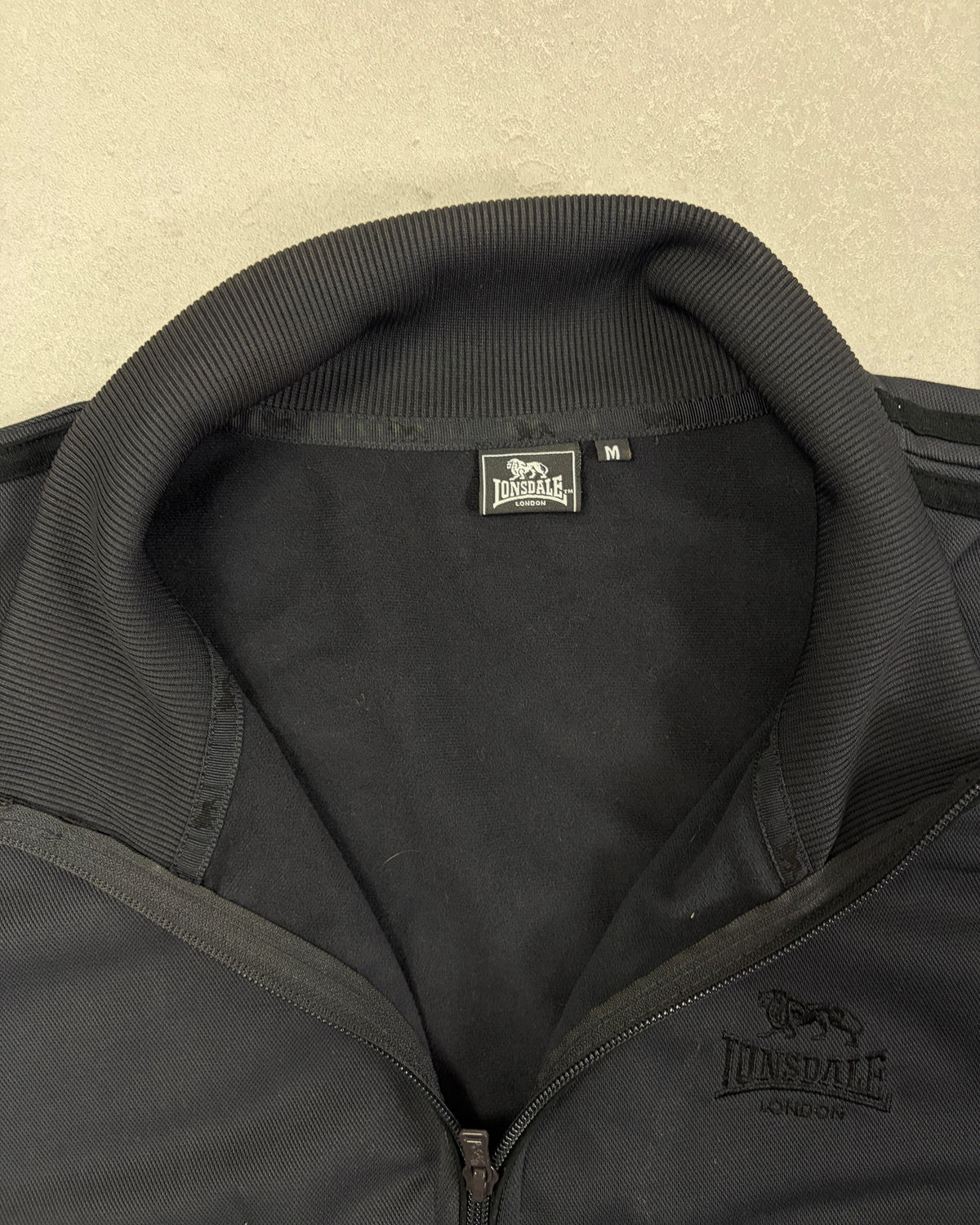 Lonsdale Trainingsjacke Schwarz Ton-in-Ton Größe M – Etikett