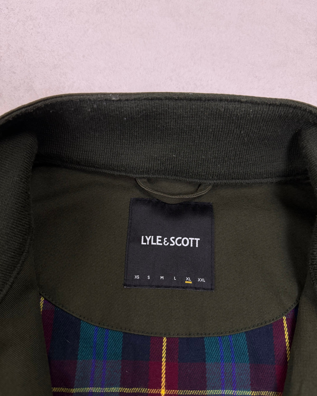 Lyle & Scott Harrington-Jacke Oliv mit Tartan-Futter Größe XL – Etikett