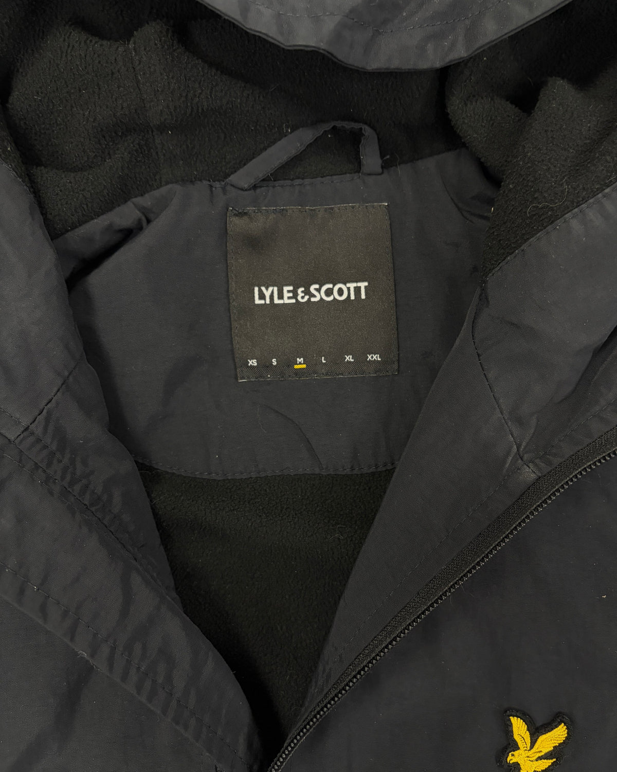Lyle & Scott Kapuzenjacke Navy mit Fleece-Futter Größe M – Etikett
