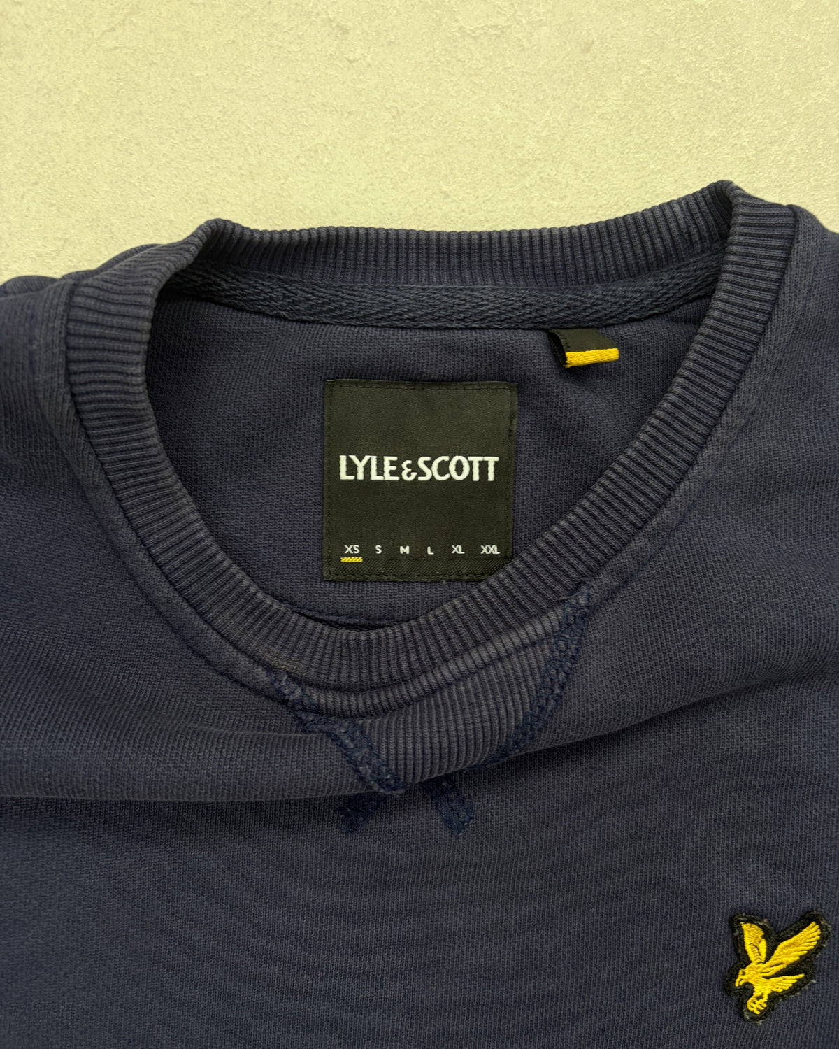 Lyle & Scott Pullover Navy mit gelbem Adler Größe XS – Etikett