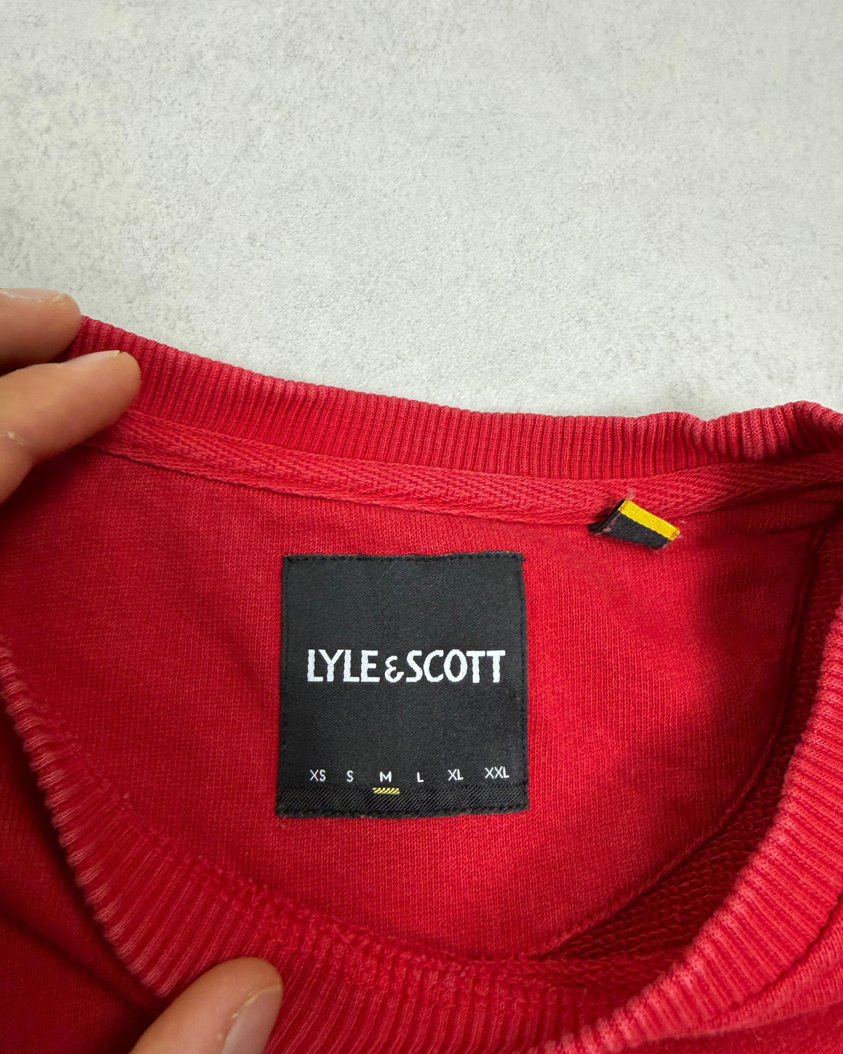 Lyle & Scott Pullover Rot mit großem Schriftzug Größe M – Etikett