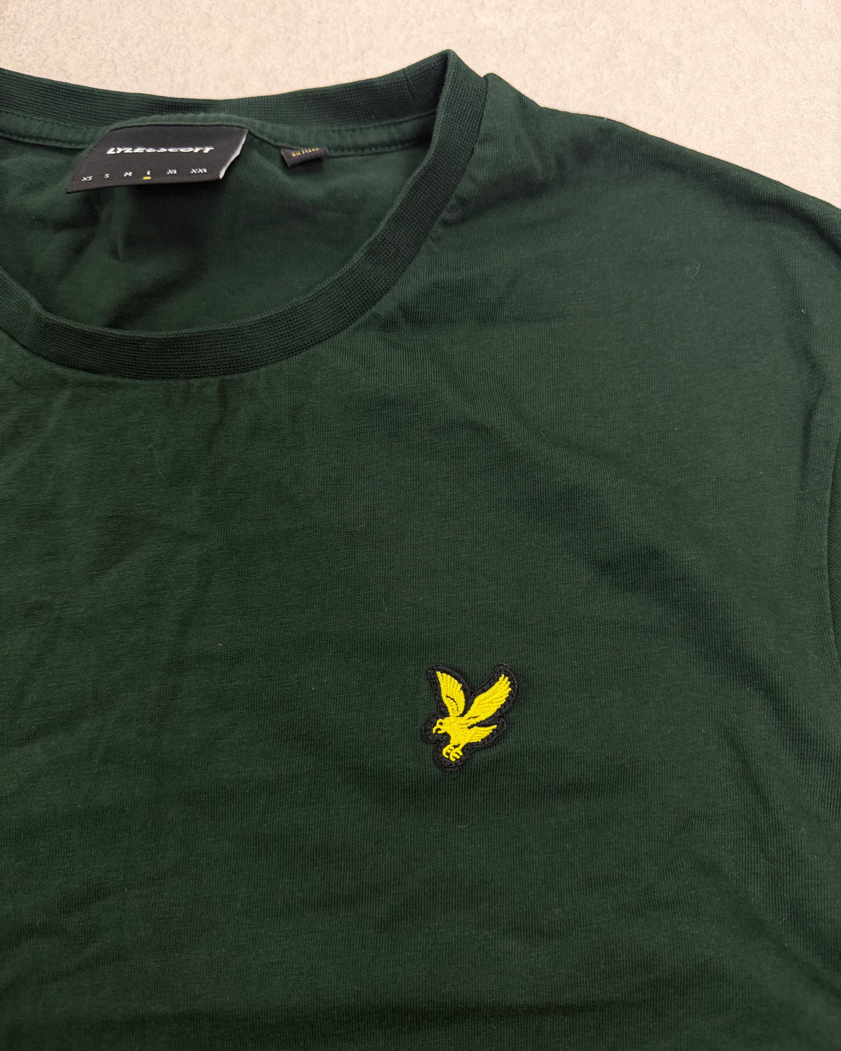 Lyle & Scott T-Shirt Dunkelgrün mit Adler-Logo Größe L – Detail