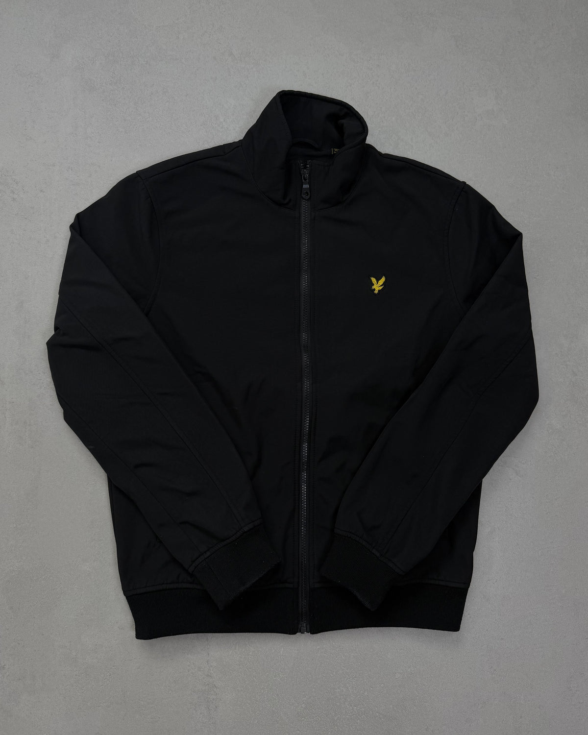Lyle & Scott Trainingsjacke Schwarz mit gelbem Adler Größe S – Vorderseite