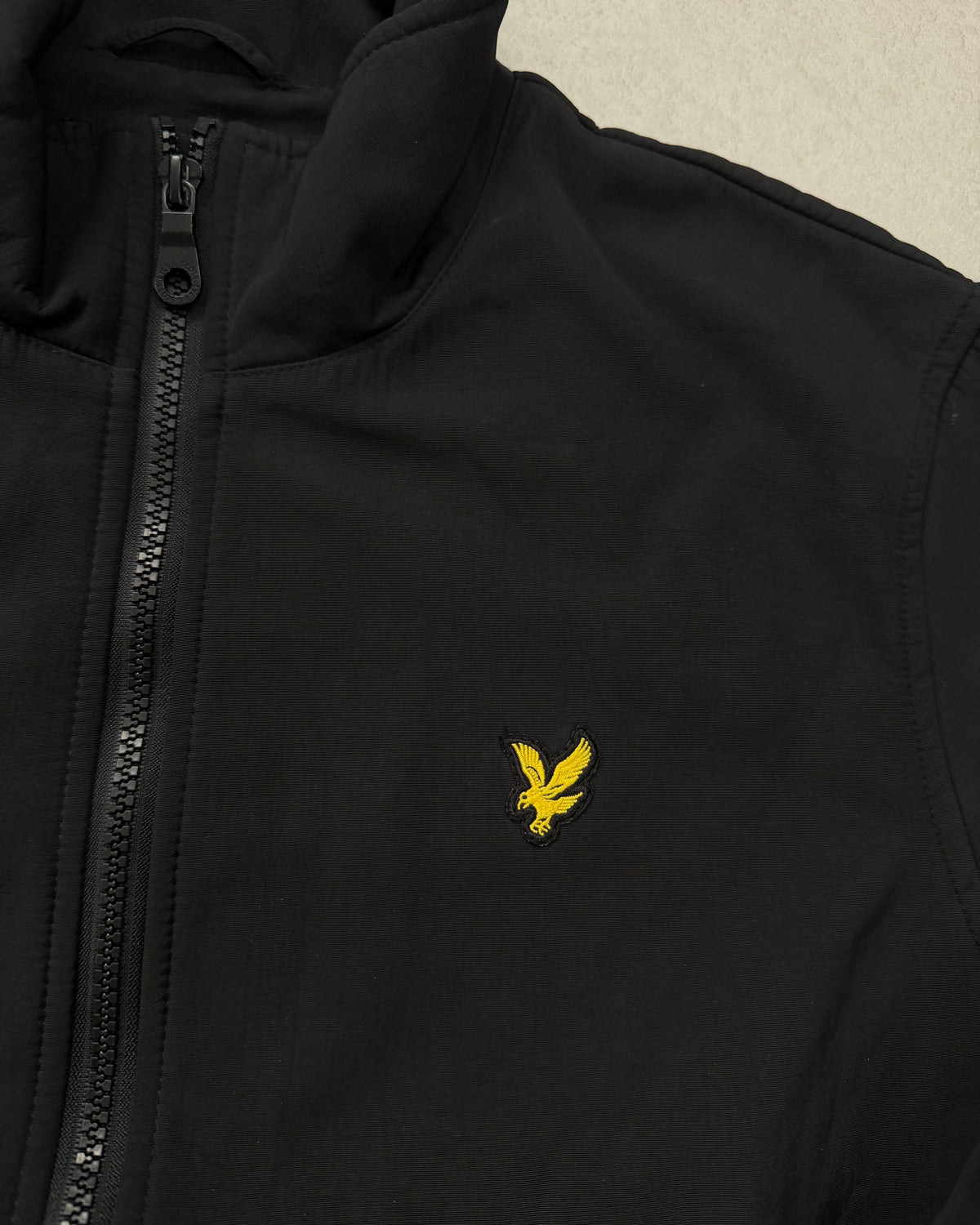 Lyle & Scott Trainingsjacke Schwarz mit gelbem Adler Größe S – Detail