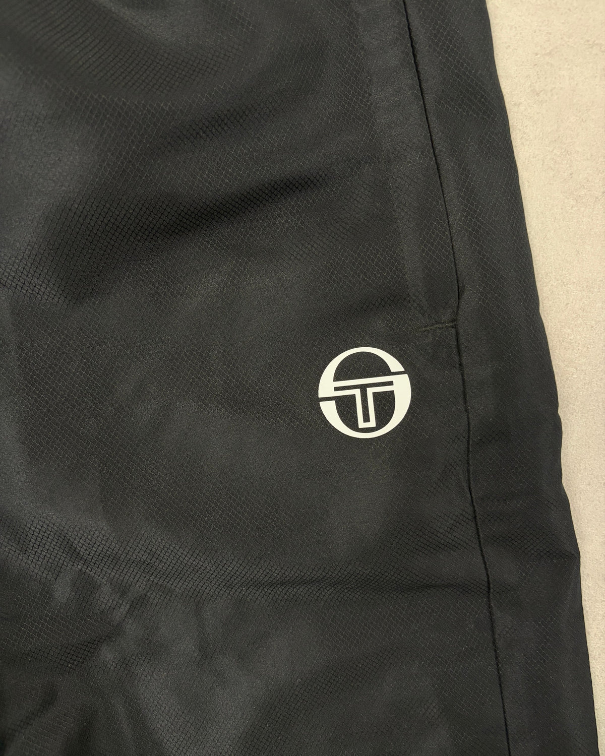 Sergio Tacchini Trainingshose Schwarz mit Seitenstreifen Größe L – Detail
