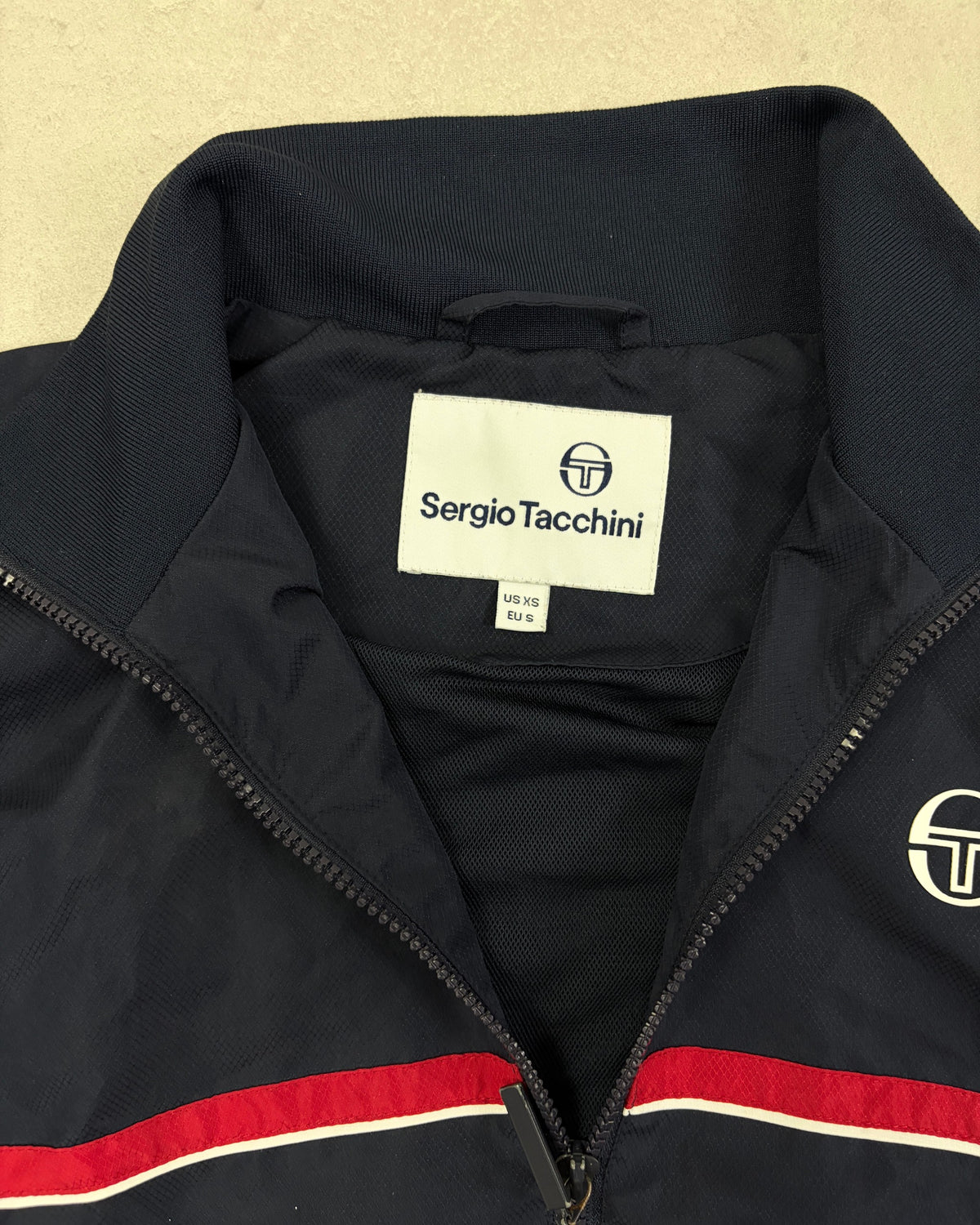 Sergio Tacchini Trainingsjacke Navy mit Rot-Weiß-Streifen Größe S – Etikett