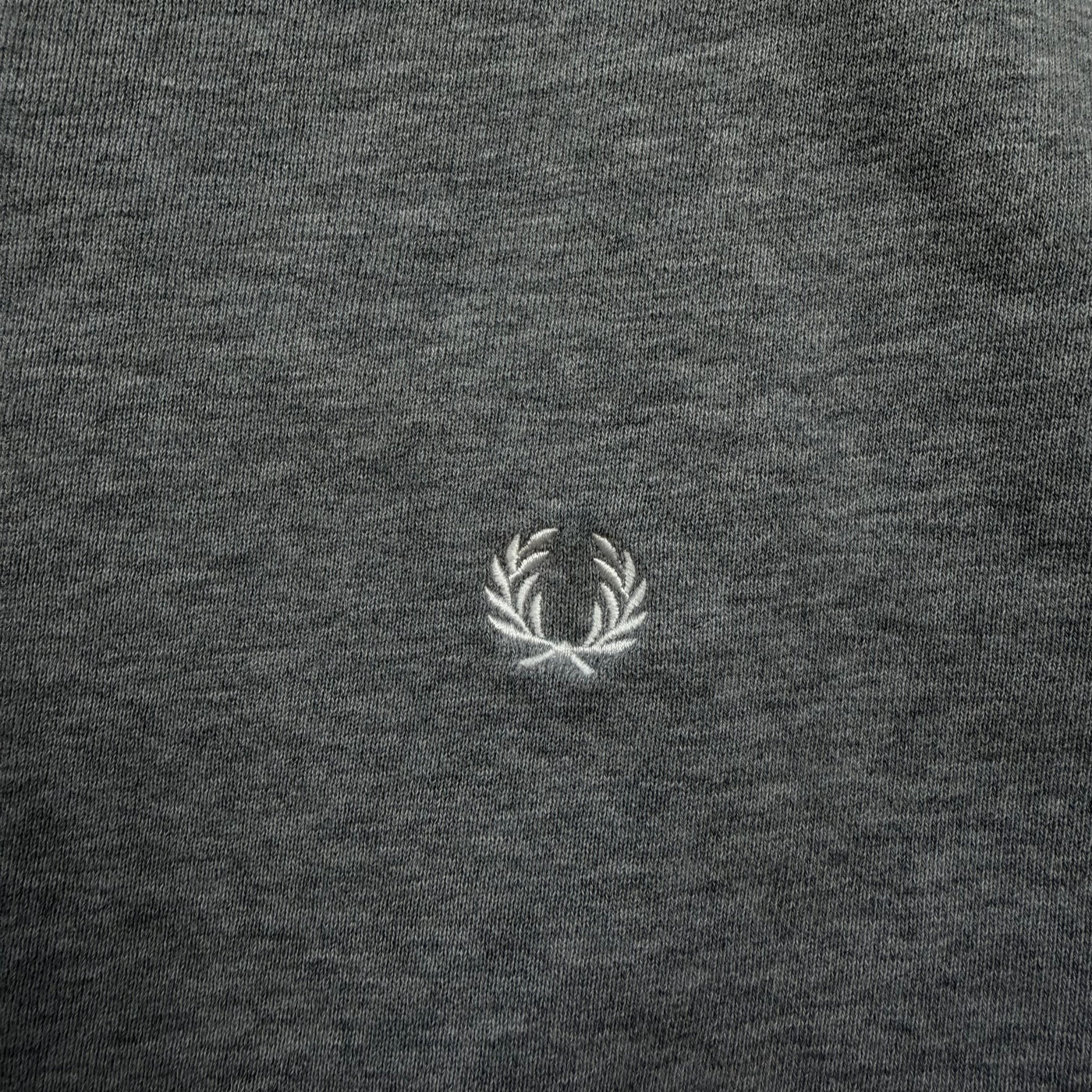 Fred Perry Sweater Grau mit dezenten Logo