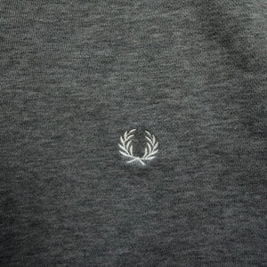 Fred Perry Sweater Grau mit dezenten Logo