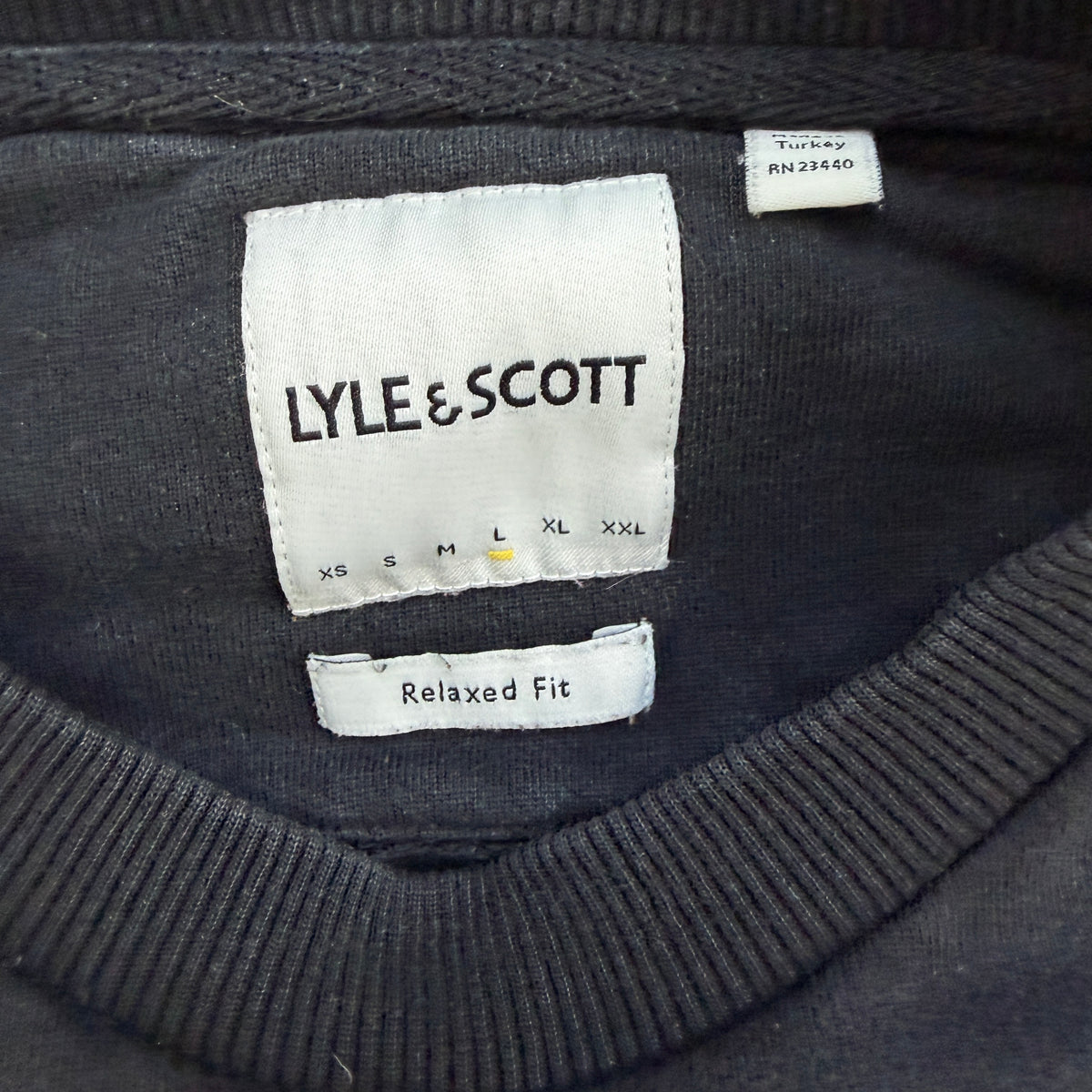 Lyle & Scott Sweater Schwarz mit dezenten Logo am Ärmel