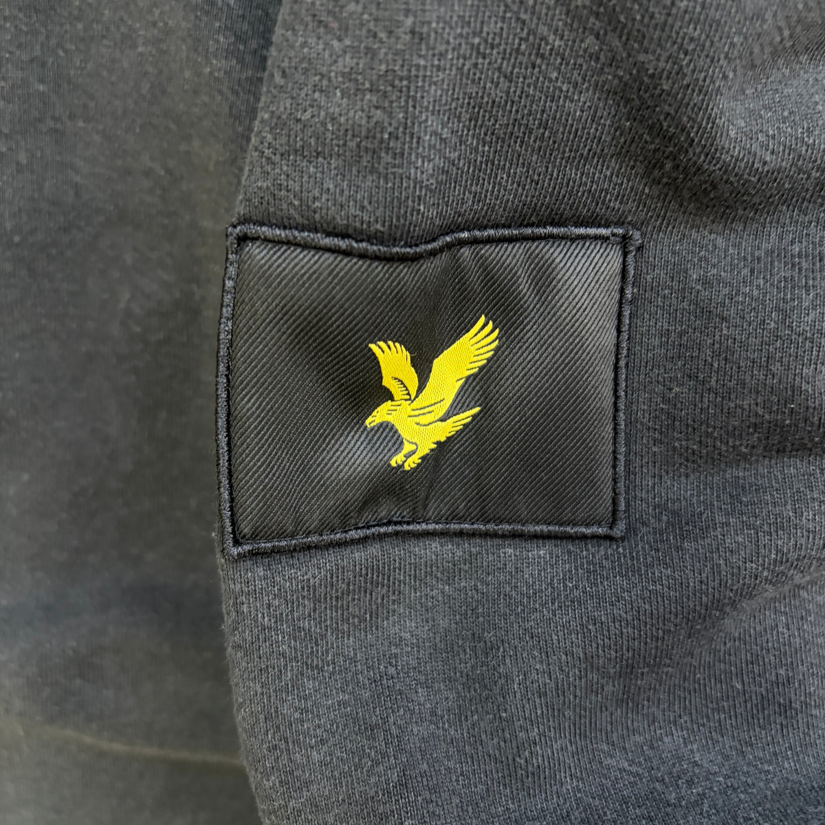 Lyle & Scott Sweater Schwarz mit dezenten Logo am Ärmel