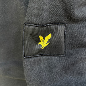 Lyle & Scott Sweater Schwarz mit dezenten Logo am Ärmel
