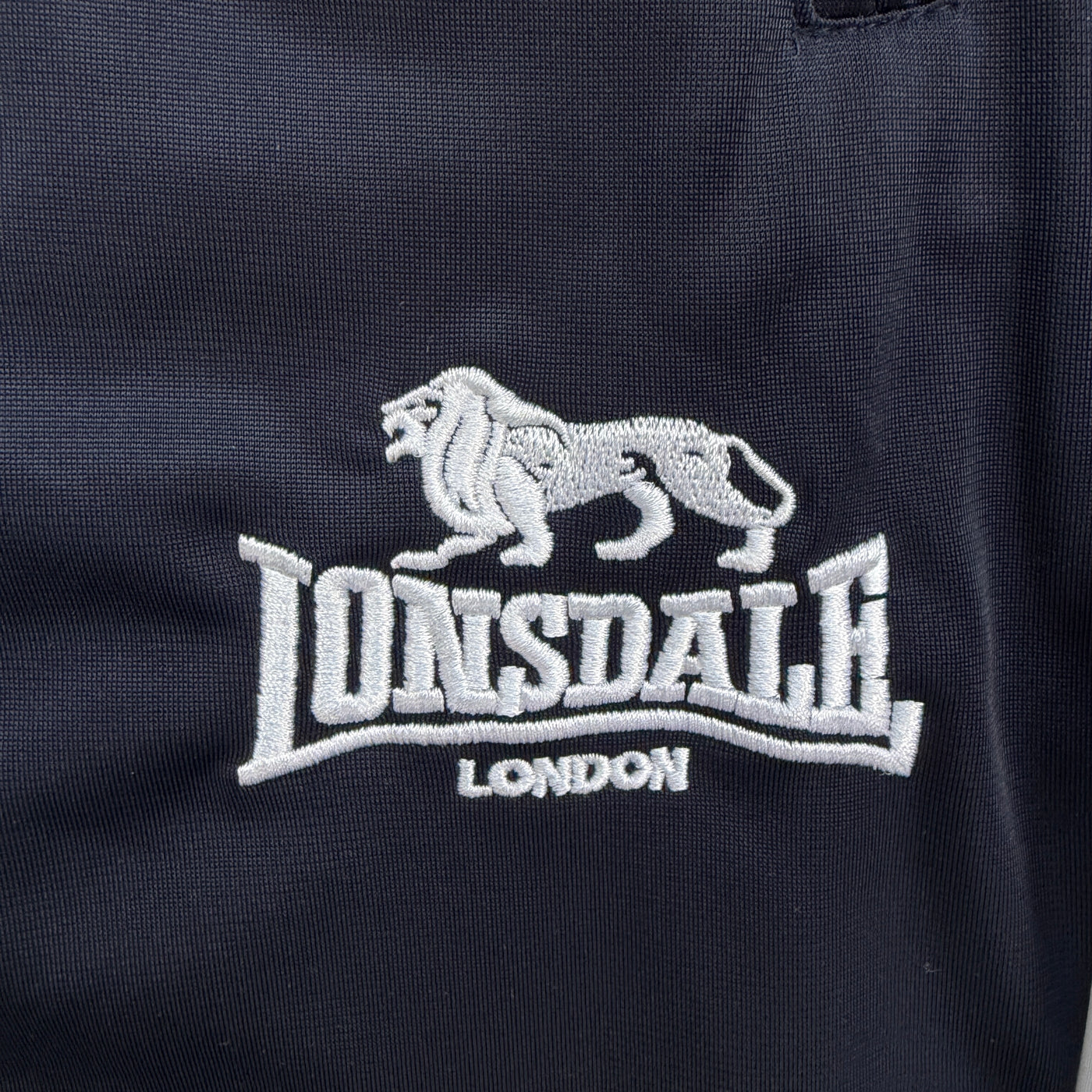 Lonsdale Trackpants Navyblau mit dezenter Stickung
