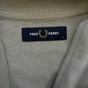 Fred Perry Half-Zip mit dezenten Logo auf der Brust