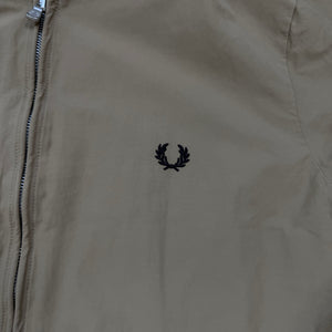Fred Perry Bomberjacke in beige mit kleinem Logo auf der Brust