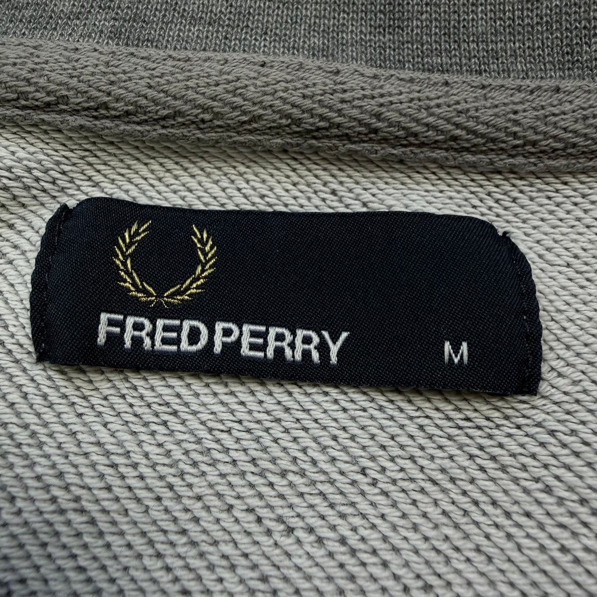 Fred Perry Sweater Grau mit dezenten Logo