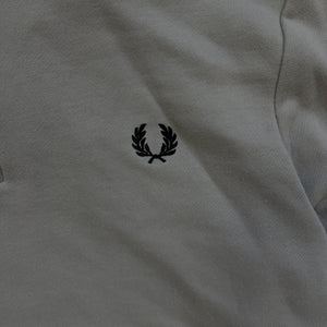 Fred Perry Half-Zip mit dezenten Logo auf der Brust