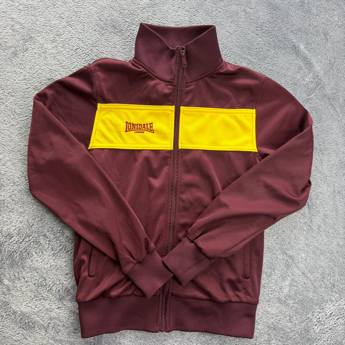 Lonsdale Trainingsjacke in Bordeaux mit Gelbem Streifen auf der Brust
