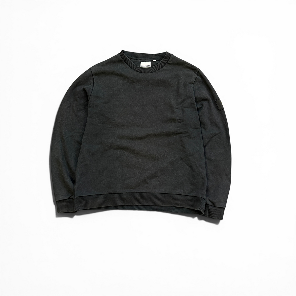 Lyle & Scott Sweater Schwarz mit dezenten Logo am Ärmel
