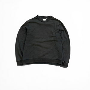 Lyle & Scott Sweater Schwarz mit dezenten Logo am Ärmel