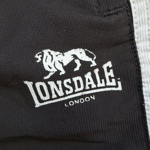 Lonsdale Trainingshose in Schwarz mit Logo auf der Seite