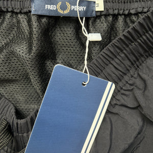 Fred Perry Shorts in Schwarz mit kleinem Logo auf dem Bein