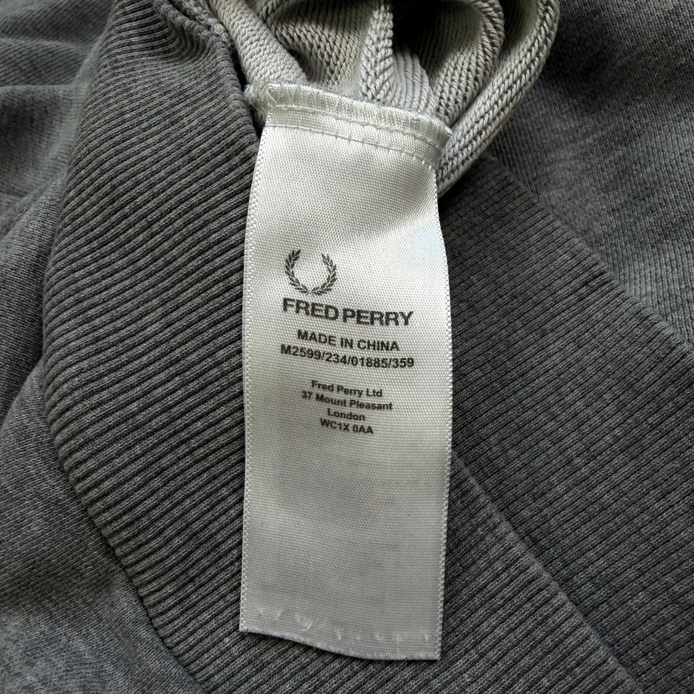 Fred Perry Sweater Grau mit dezenten Logo