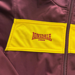 Lonsdale Trainingsjacke in Bordeaux mit Gelbem Streifen auf der Brust