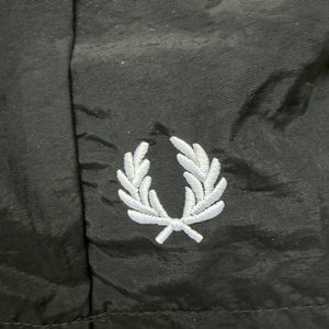 Fred Perry Shorts in Schwarz mit kleinem Logo auf dem Bein
