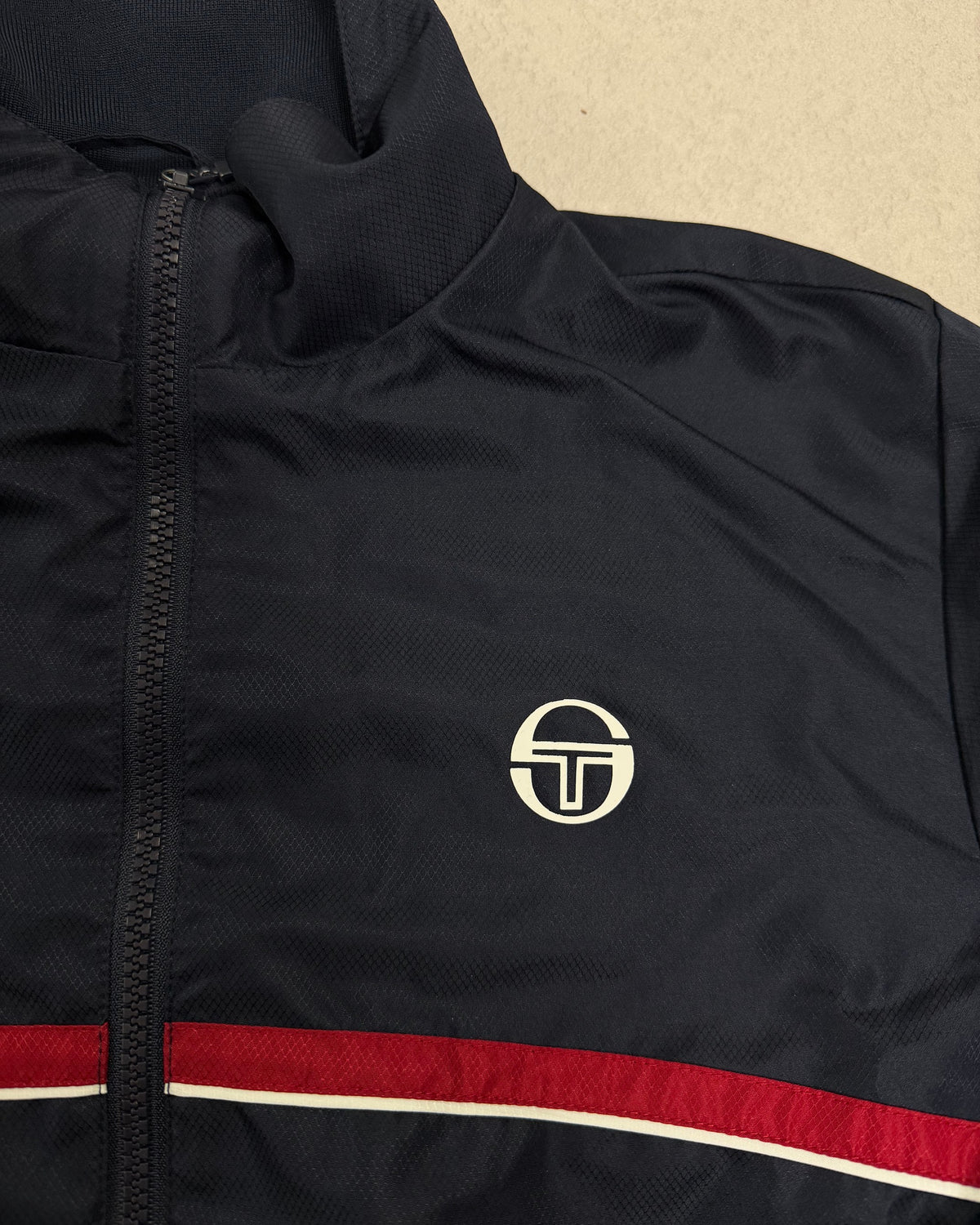 Sergio Tacchini Trainingsjacke Navy mit roten Streifen – Detail