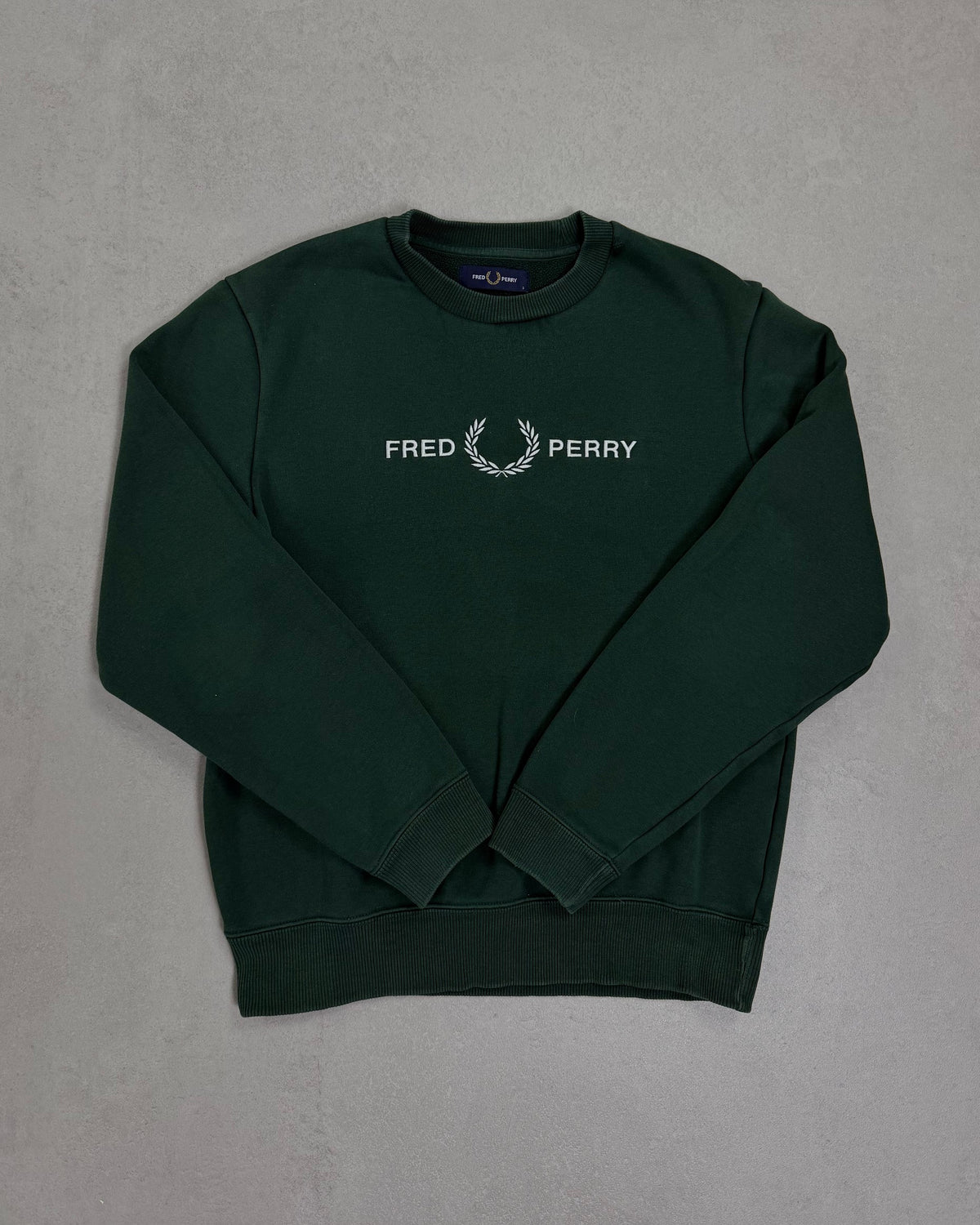 Fred Perry Pullover Dunkelgrün mit Schriftzug – Vorderseite