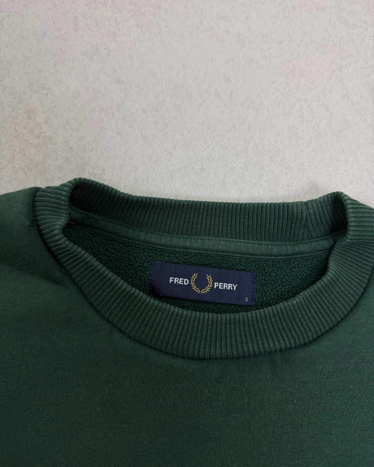 Fred Perry Pullover Dunkelgrün mit Schriftzug – Etikett