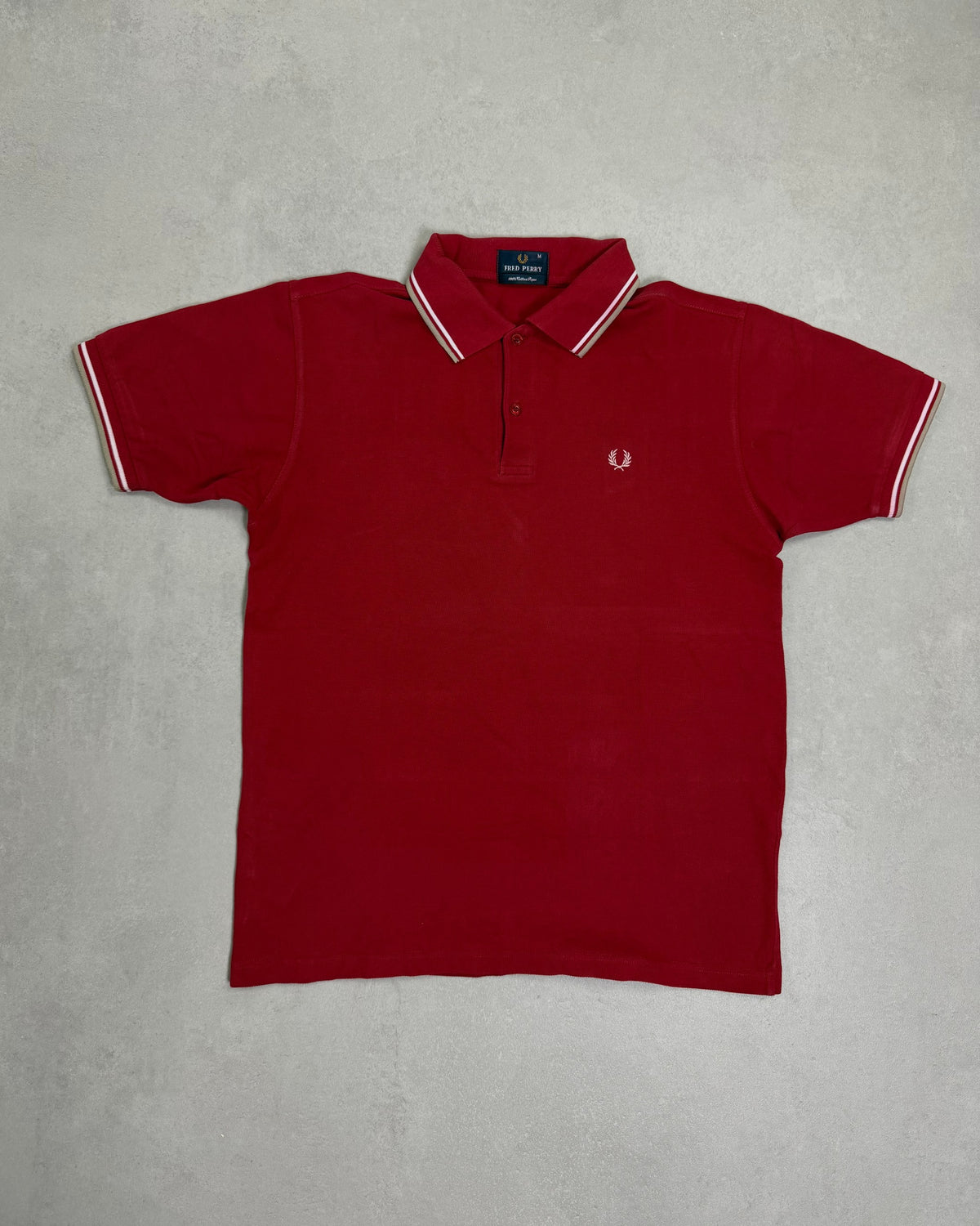 Fred Perry Poloshirt Rot mit Twin Tipping – Vorderseite