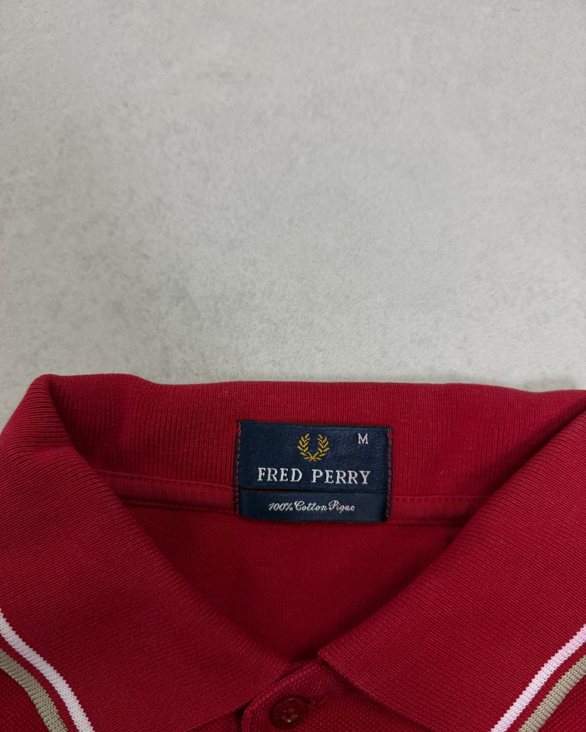 Fred Perry Poloshirt Rot mit Twin Tipping – Etikett