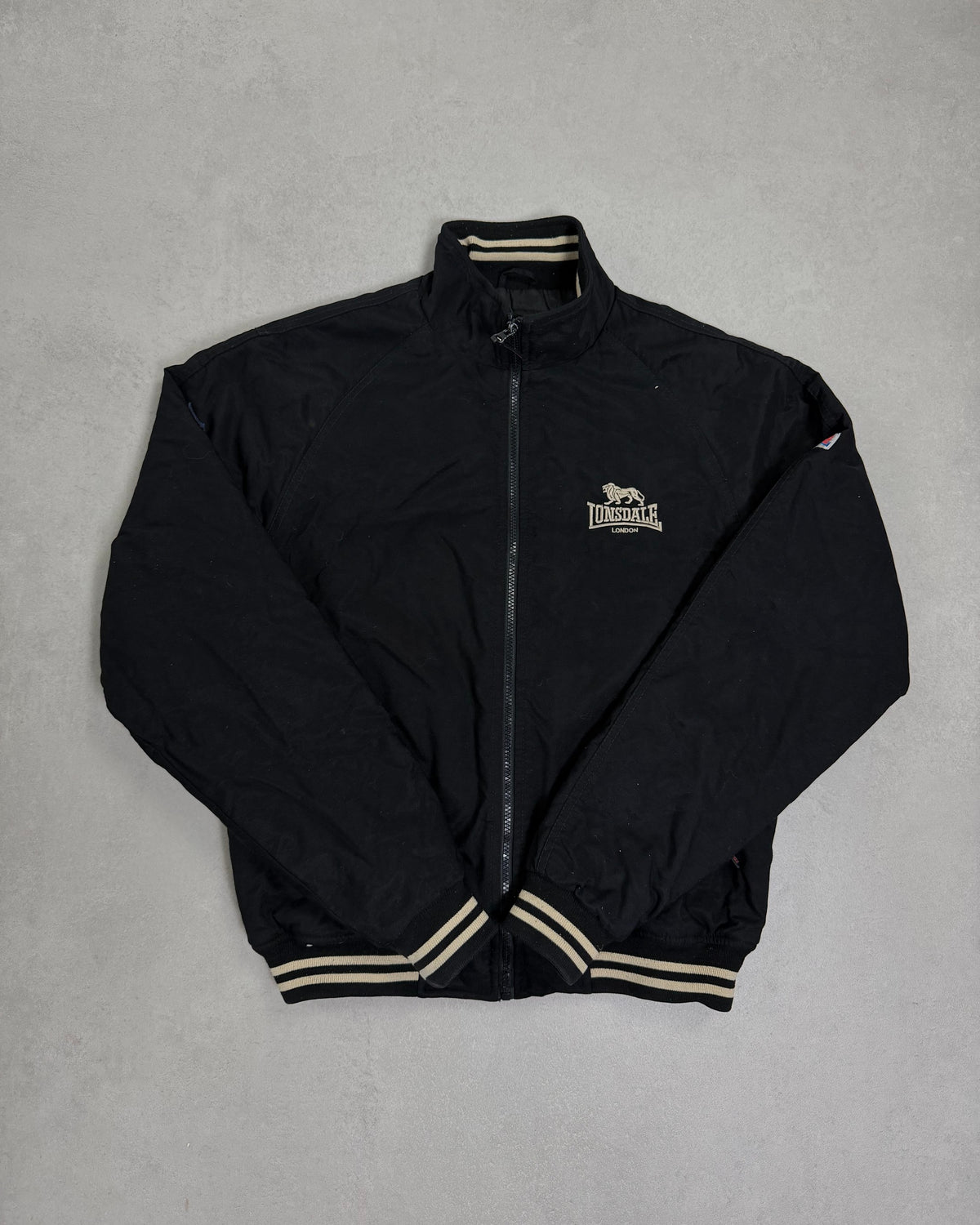 Lonsdale Bomberjacke Schwarz mit cremefarbenen Bündchen – Vorderseite