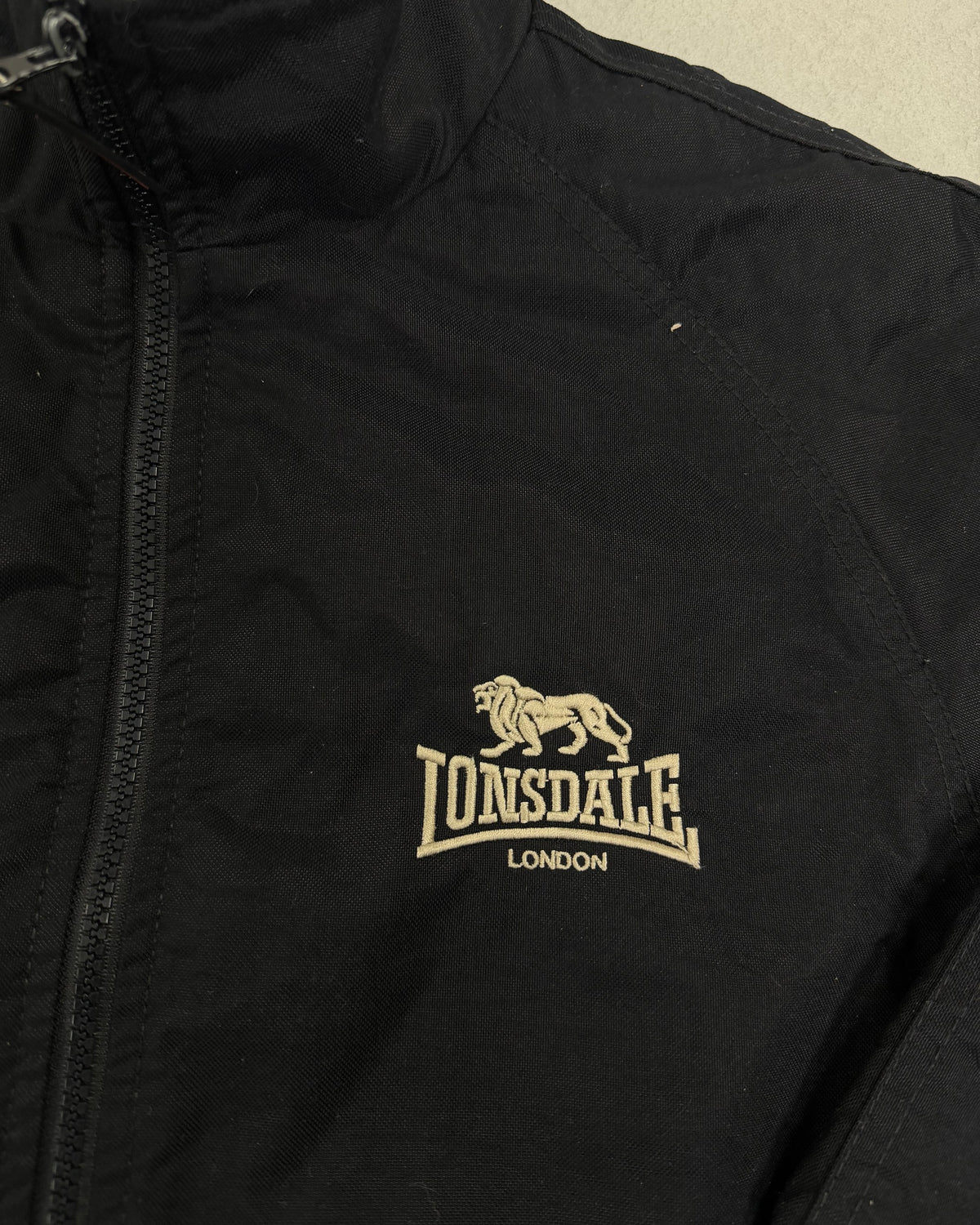 Lonsdale Bomberjacke Schwarz mit cremefarbenen Bündchen – Detail