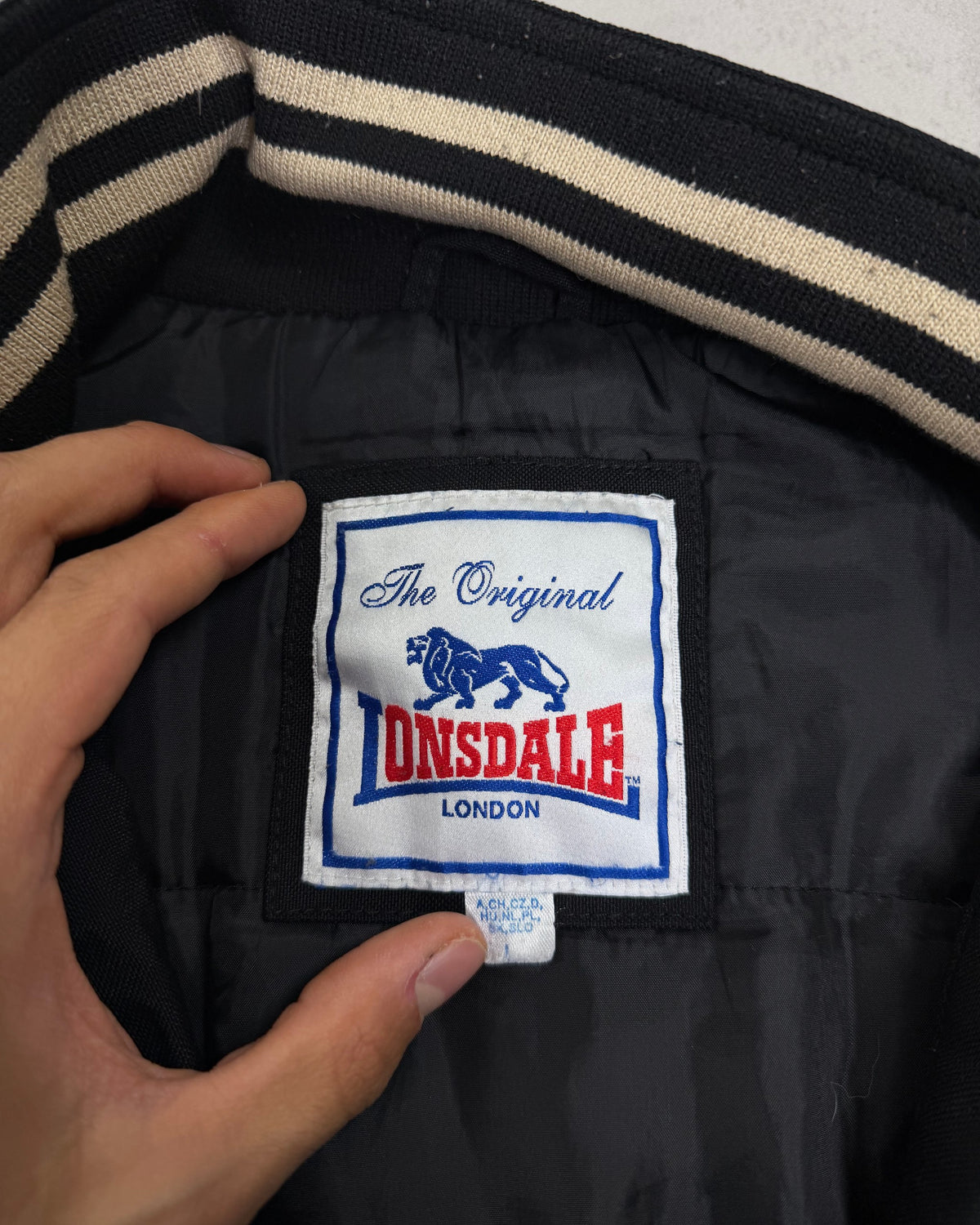 Lonsdale Bomberjacke Schwarz mit cremefarbenen Bündchen – Etikett