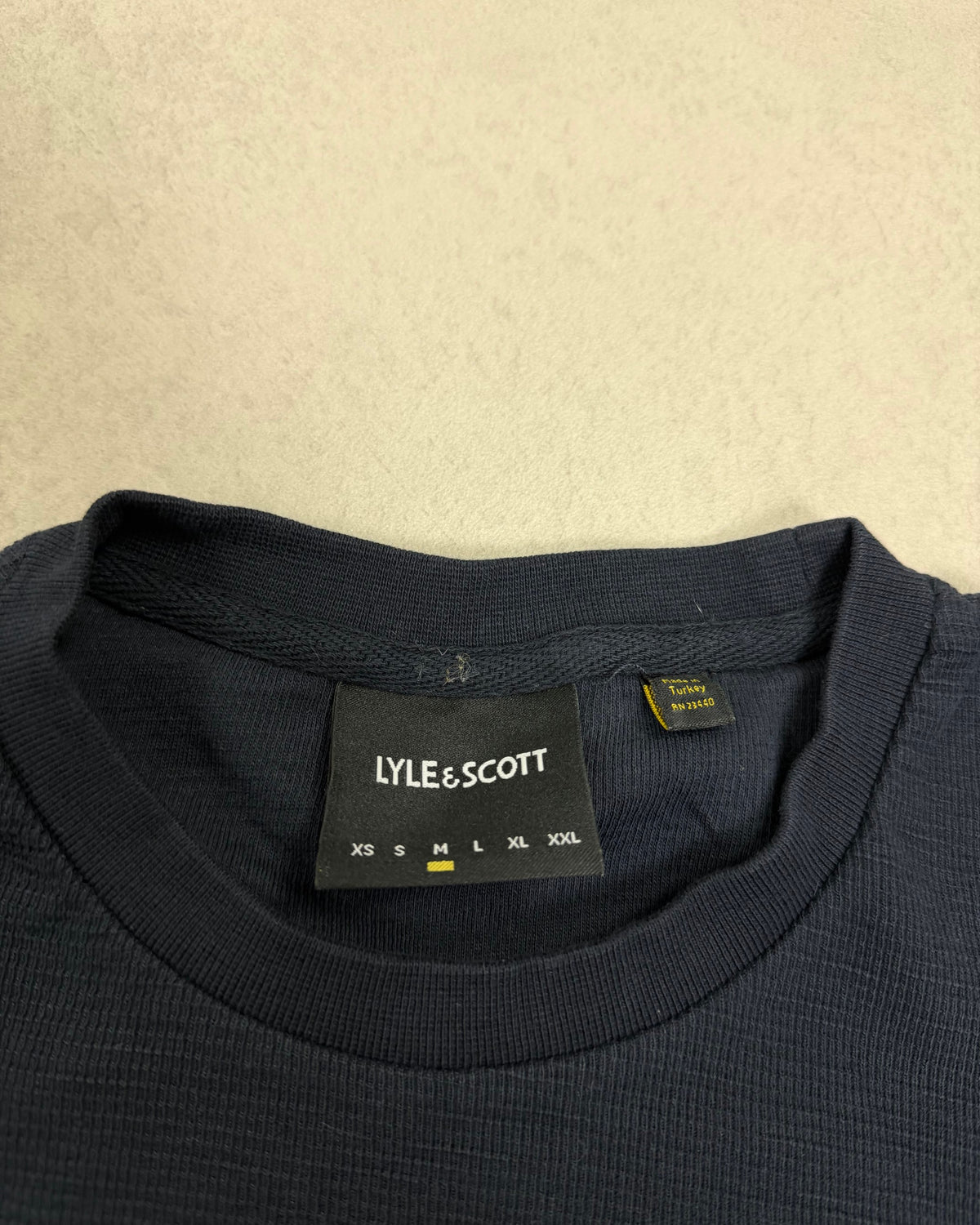 Lyle & Scott T-Shirt Schwarz mit Waffelstruktur – Etikett