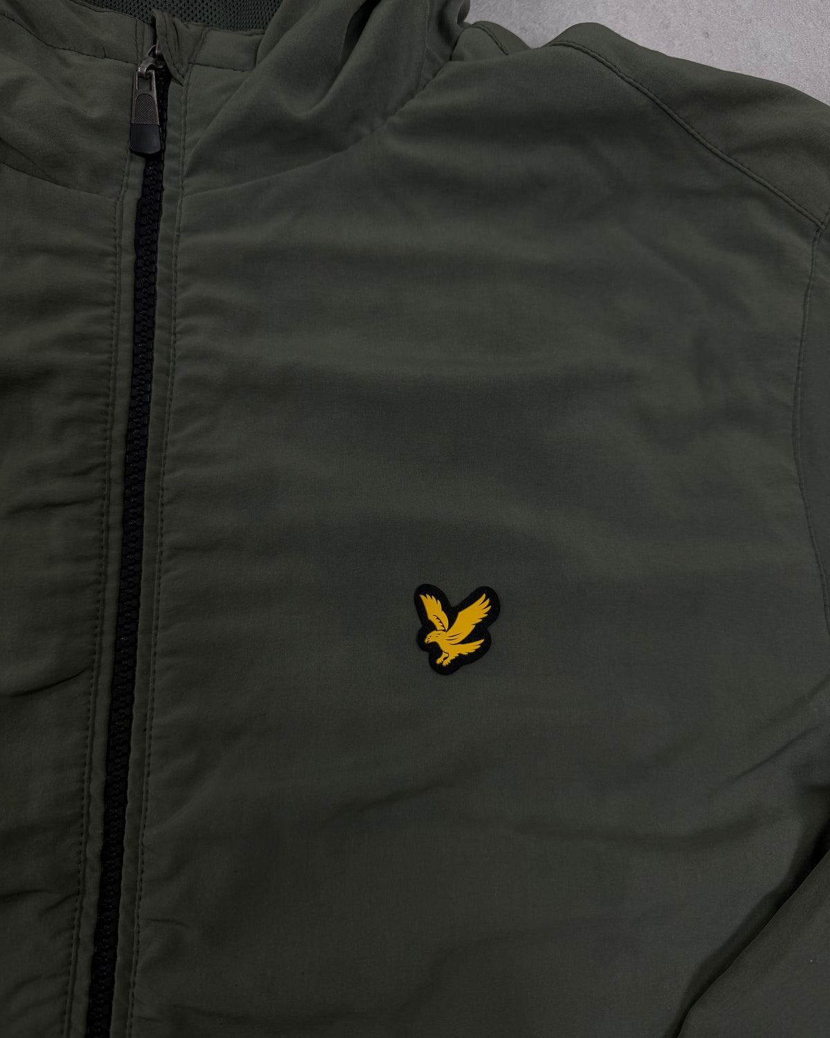 Lyle & Scott Windjacke Oliv mit Kapuze – Detail