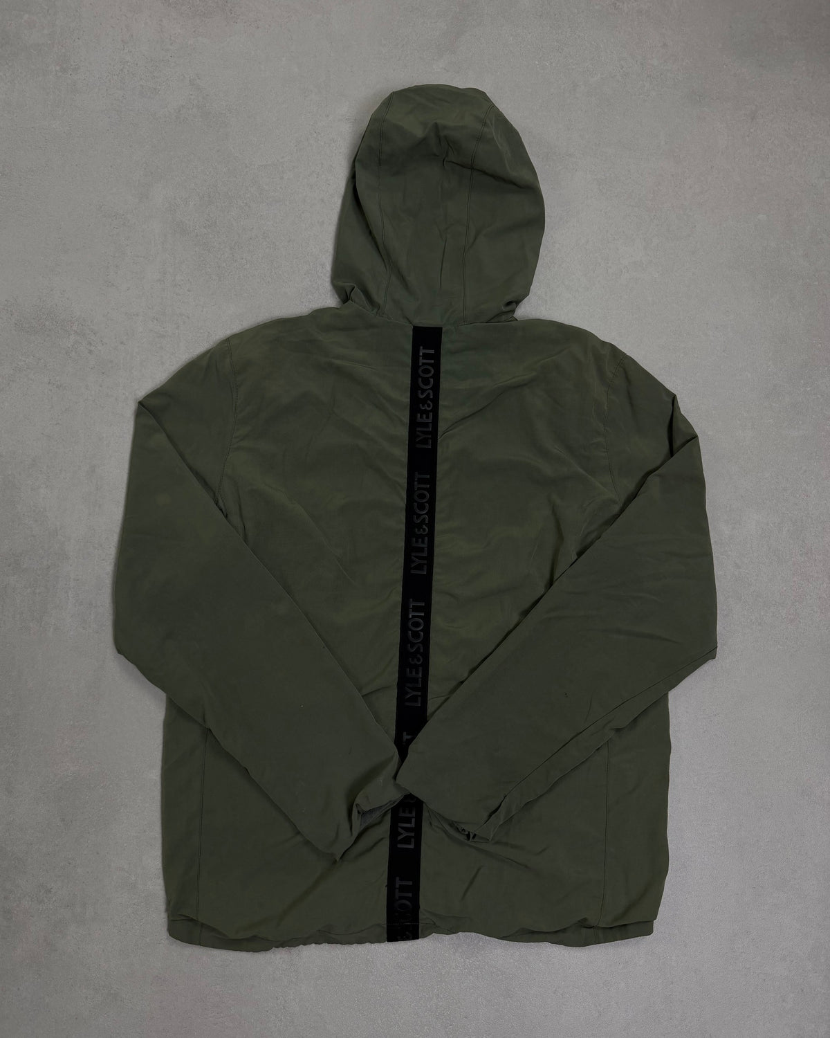Lyle & Scott Windjacke Oliv mit Kapuze – Rückseite