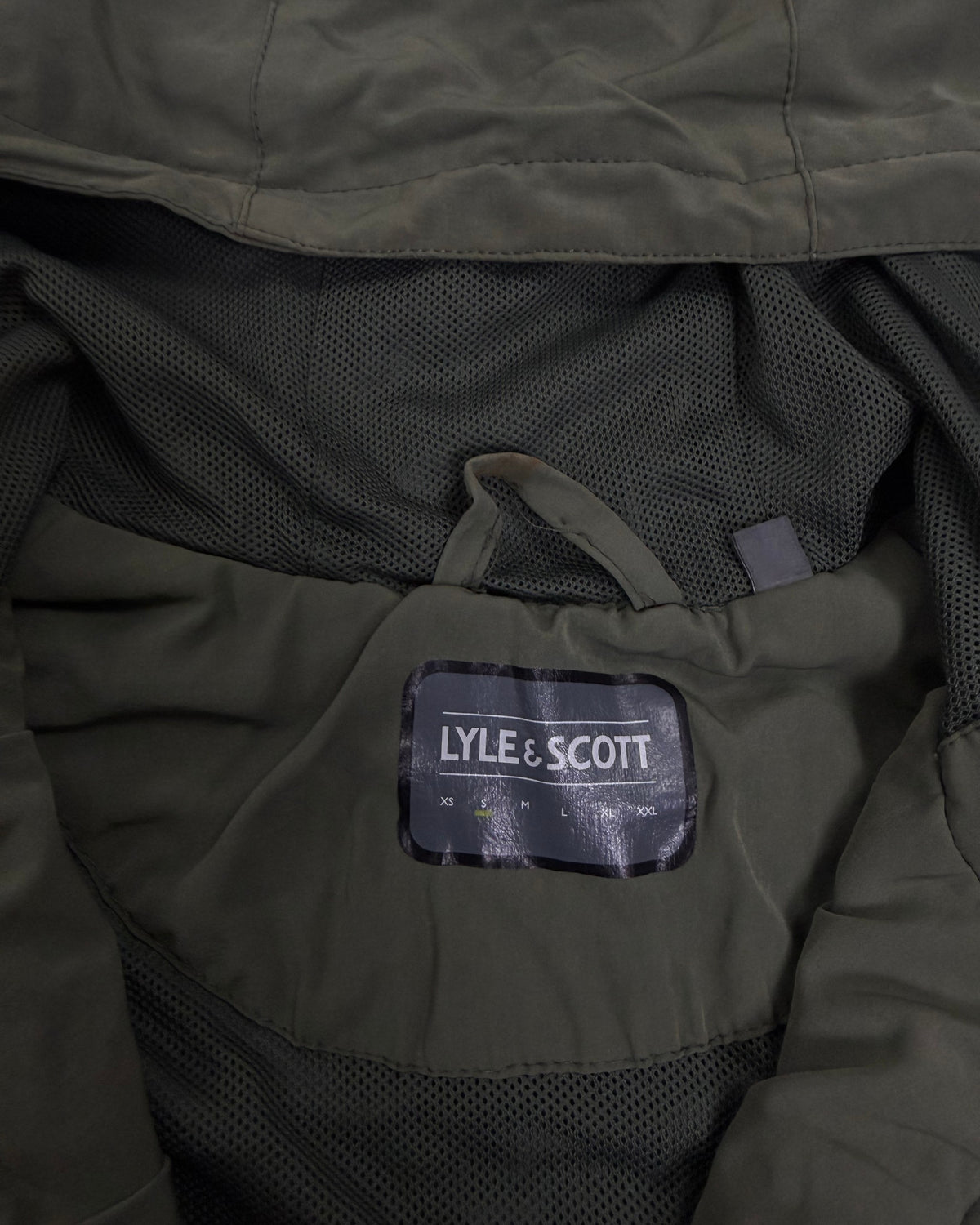 Lyle & Scott Windjacke Oliv mit Kapuze – Etikett