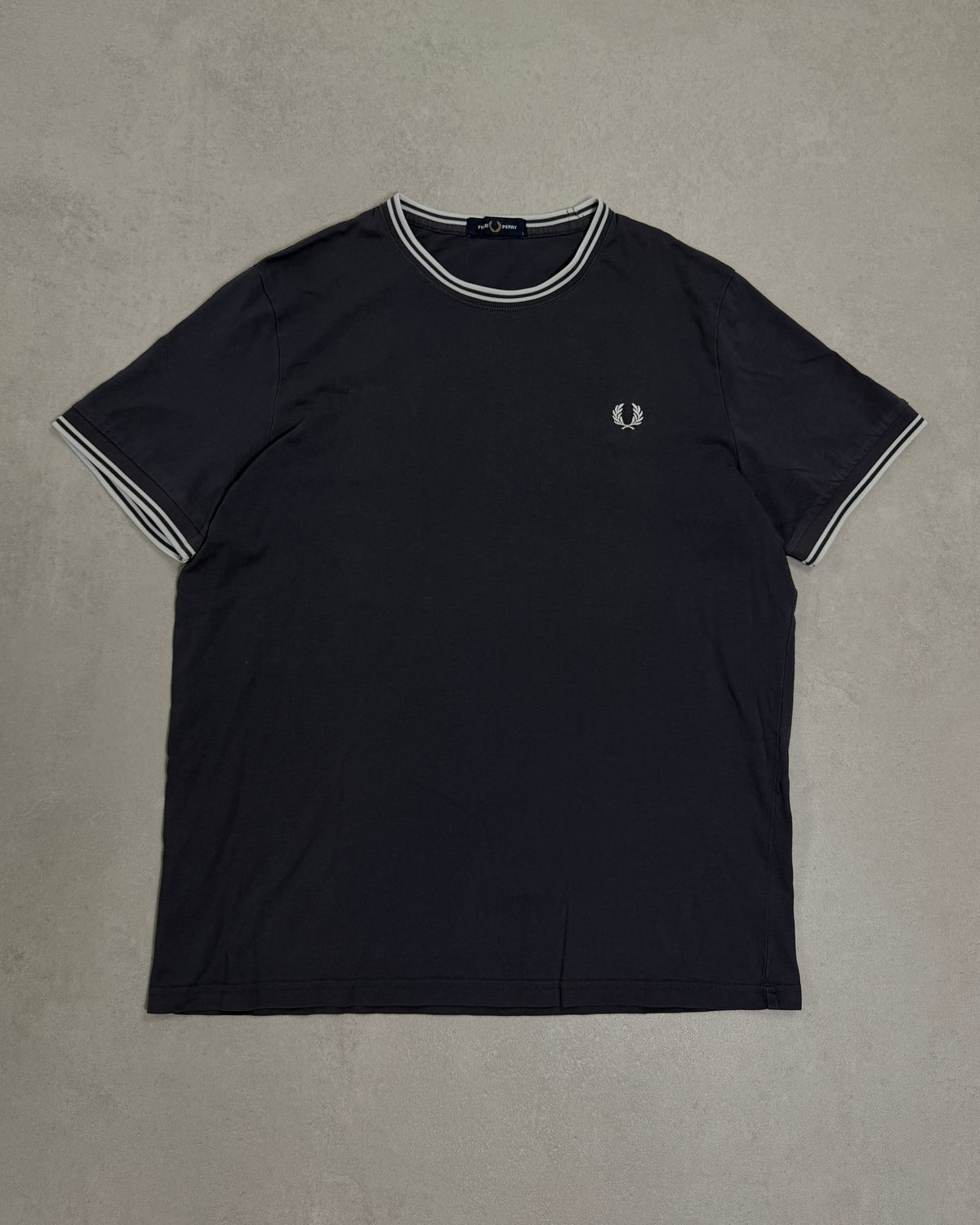 Fred Perry Ringer T-Shirt Schwarz mit Twin Tipping – Vorderseite