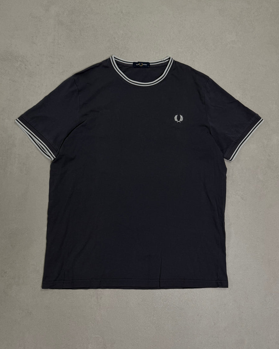 Fred Perry Ringer T-Shirt Schwarz mit Twin Tipping – Vorderseite