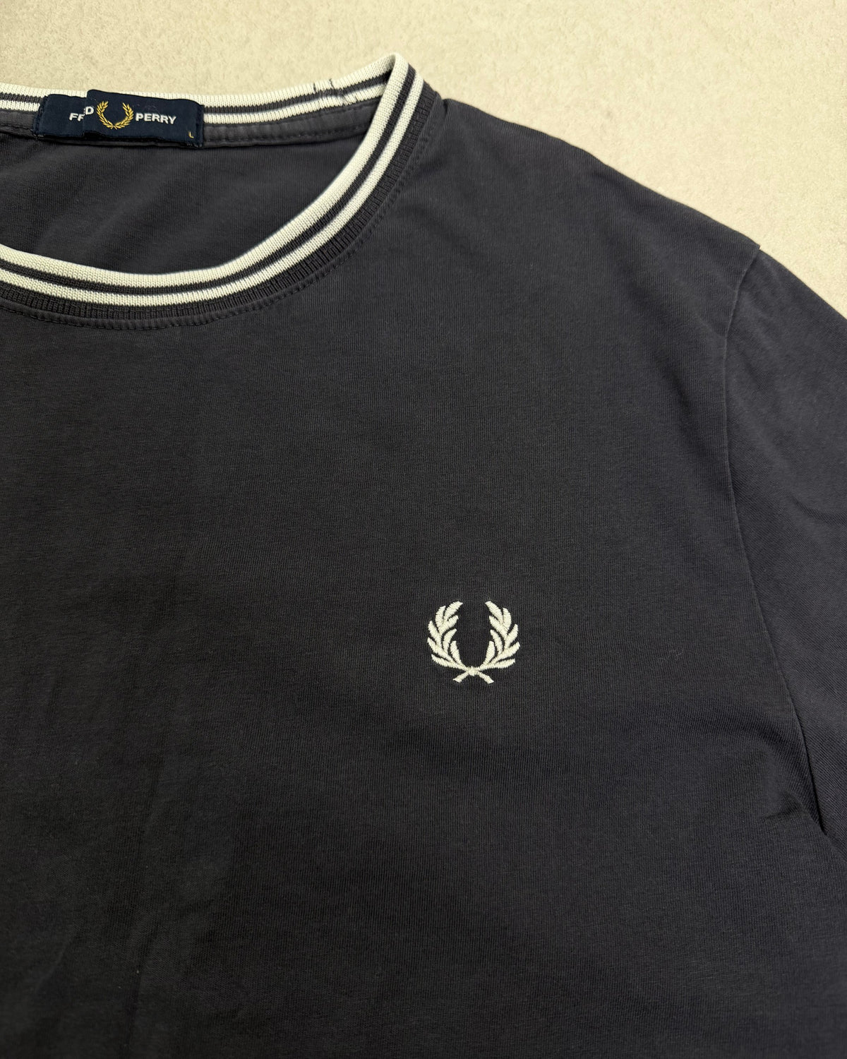 Fred Perry Ringer T-Shirt Schwarz mit Twin Tipping – Detail